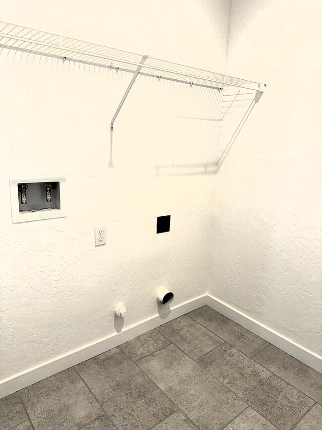 Building Photo - 279 Lucas Ave S
