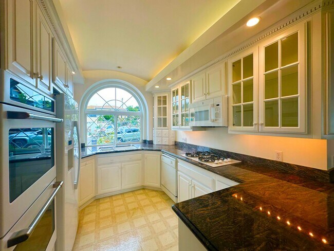 Building Photo - Gorgeous Ocean View Home