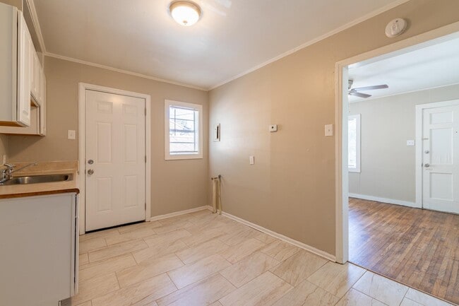 Building Photo - 1677 Echles St