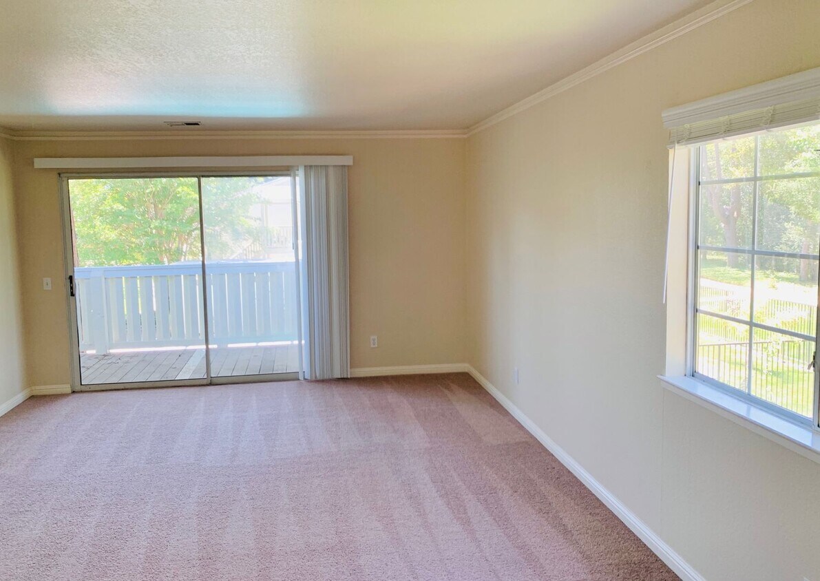 Foto del edificio - Stunning Upstairs Apartment, Quiet and Lots of Natural Sunlight! It's a must see...