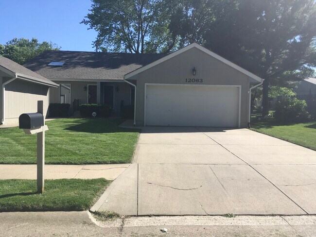 Hermoso césped/sistema de riego en el patio. - 12063 Burdette Cir