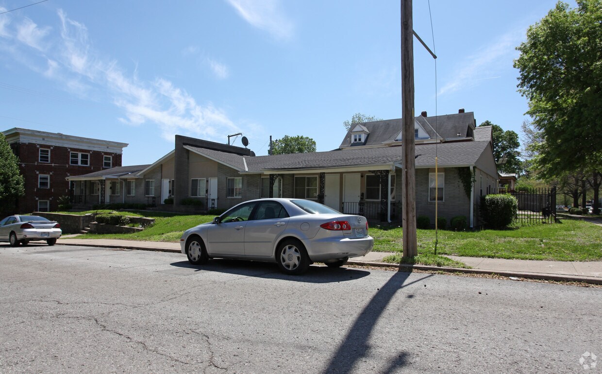 Foto del edificio - 3101-3111 Thompson Ave