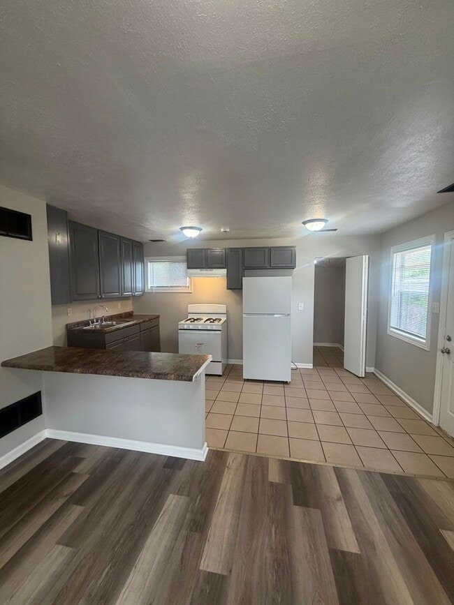 Foto del edificio - Very spacious  • 3 Bedroom • 1 Bathroom home.