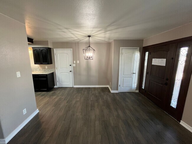 Building Photo - Gorgeous 3-bedroom Home with Large backyar...
