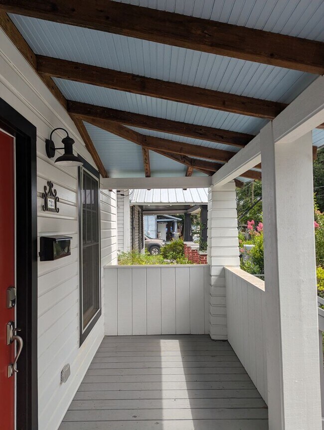 Foto del edificio - Stunning Fully Renovated 3-Bedroom, 2-Bathroom Cottage-Style Home