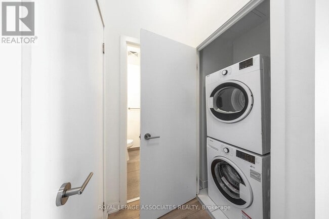 Photo du bâtiment - 36 Forest Manor Rd