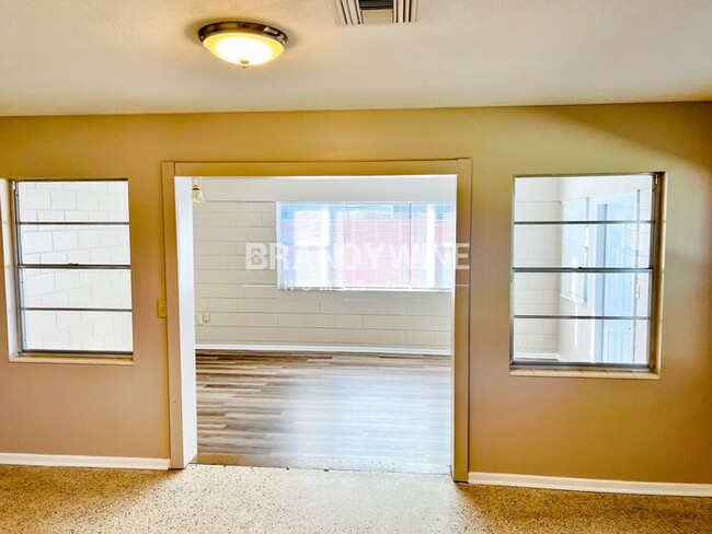 Building Photo - Charming 3BR with Fenced yard in Kingswood...