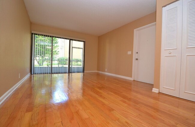 Building Photo - Gorgeous 1/1 Condo in Winter Springs ~ Upd...