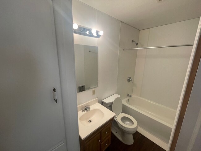 Building Photo - 4 bed 1 bath, with extra large utility are...