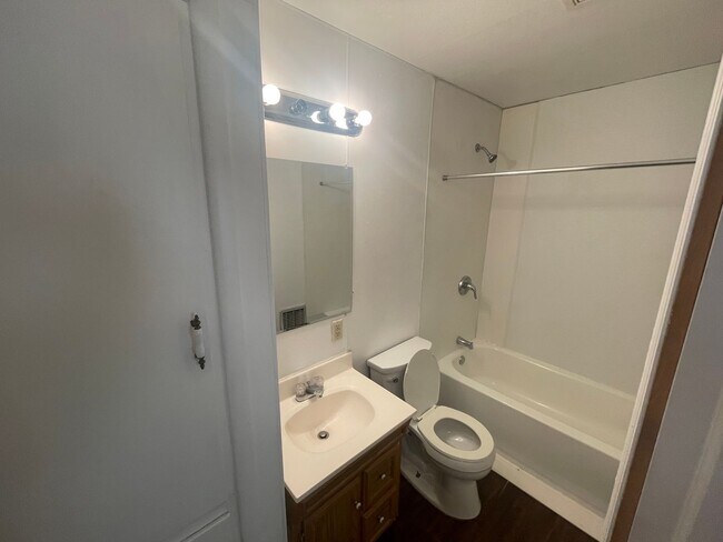 Foto del edificio - 4 bed 1 bath, with extra large utility are...