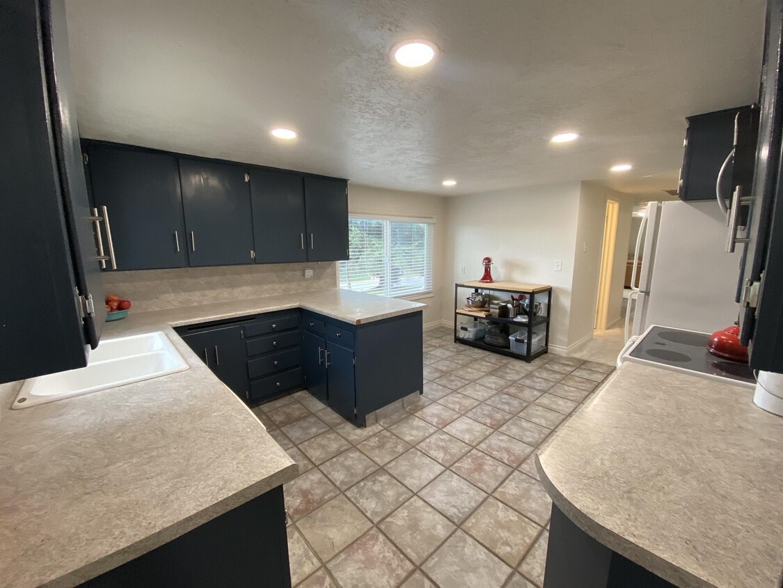 872 N 400 E, Centerville, UT 84014 House Rental in Centerville, UT