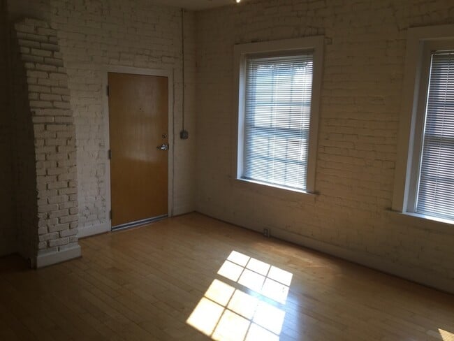 Building Photo - 301 Goshen St