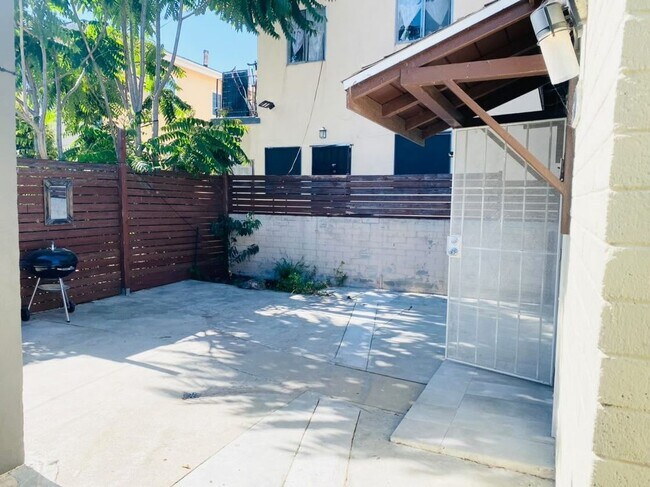 Foto del edificio - 5630 1/2 Craner Avenue