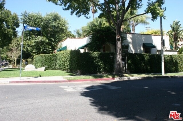 Foto del edificio - 8715 Sherwood Dr