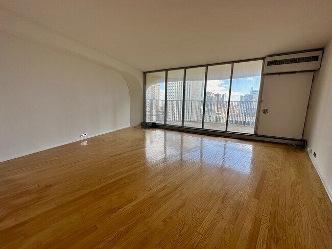 Foto del edificio - 300 N State St