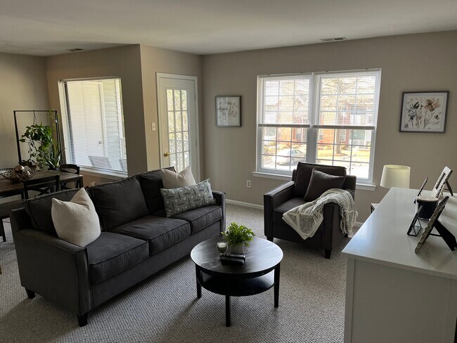 Building Photo - 1604 Diamond Drive