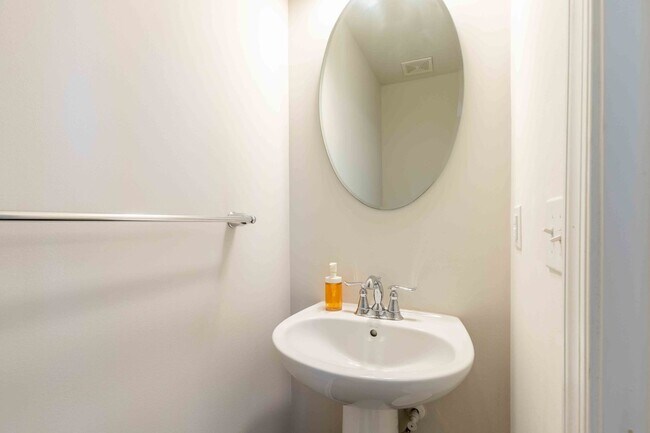 Foto del edificio - Luxury Townhouse in Stonecliffe of Atwater!