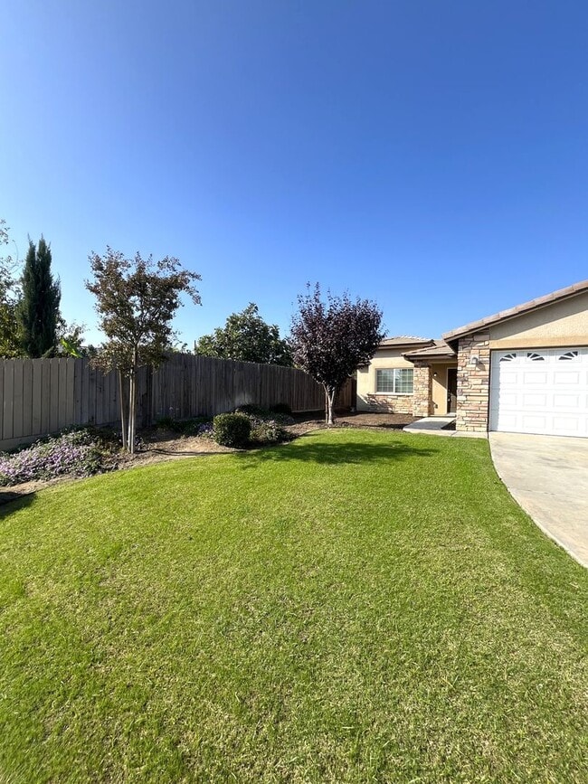 Building Photo - 4BD/2BA Home - Available Now! Call for App...