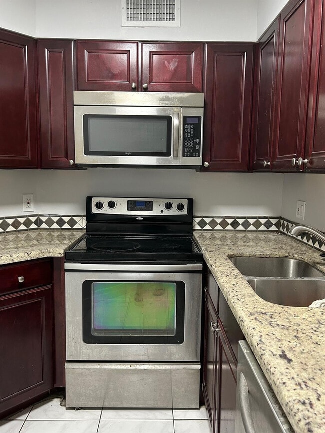 Building Photo - 211 Lake Pointe Dr