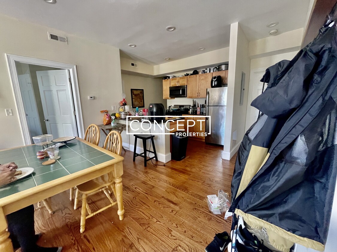 Foto principal - 10 Bickford Ave