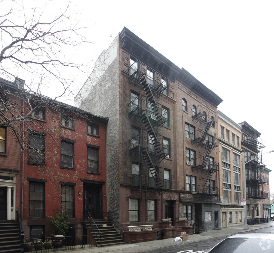 Primary Photo - 69 Pineapple St