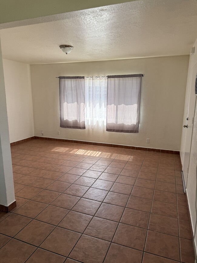 Building Photo - 4044 Mennes Ave