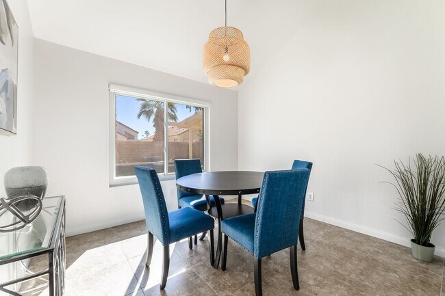 Building Photo - FULLY FURNISHED POOL HOME with Spacious Living!