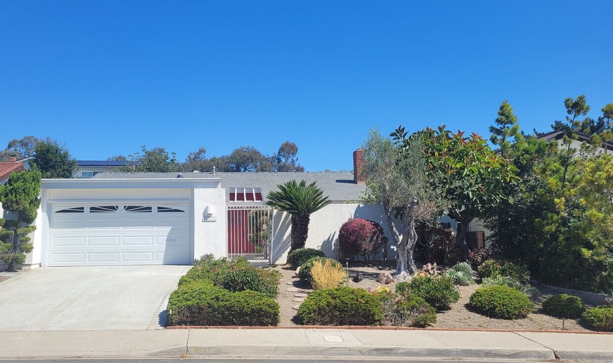 Foto principal - Beautifull 4 Bed 2 Bath In UTC Area