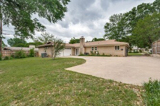 Building Photo - 1717 Hillcrest Dr
