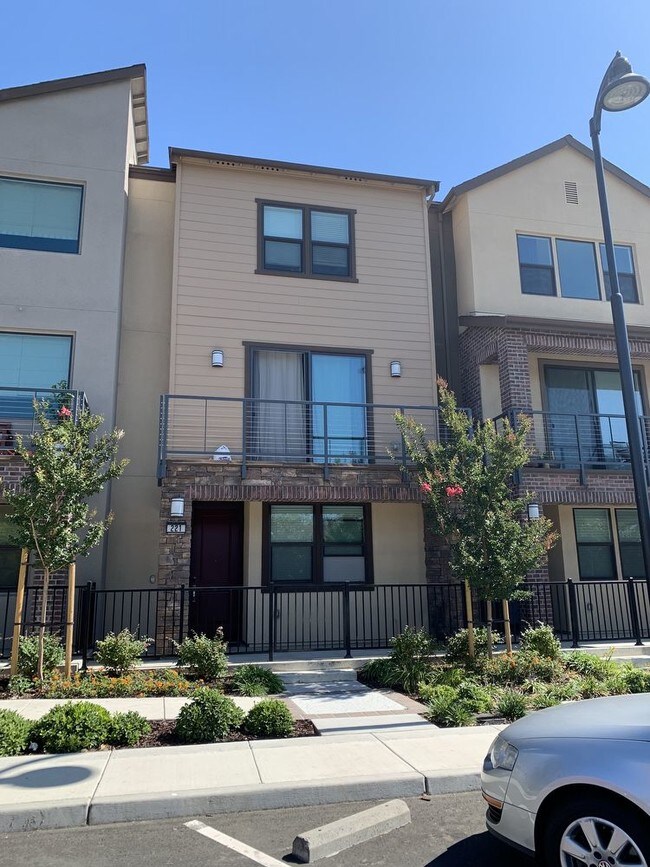 Building Photo - 221 Burbank Street - RM1