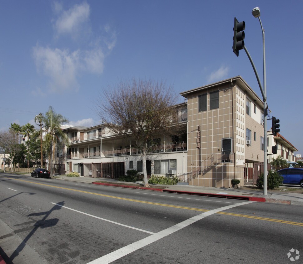 Primary Photo - 1204-1210 N Wilton Pl