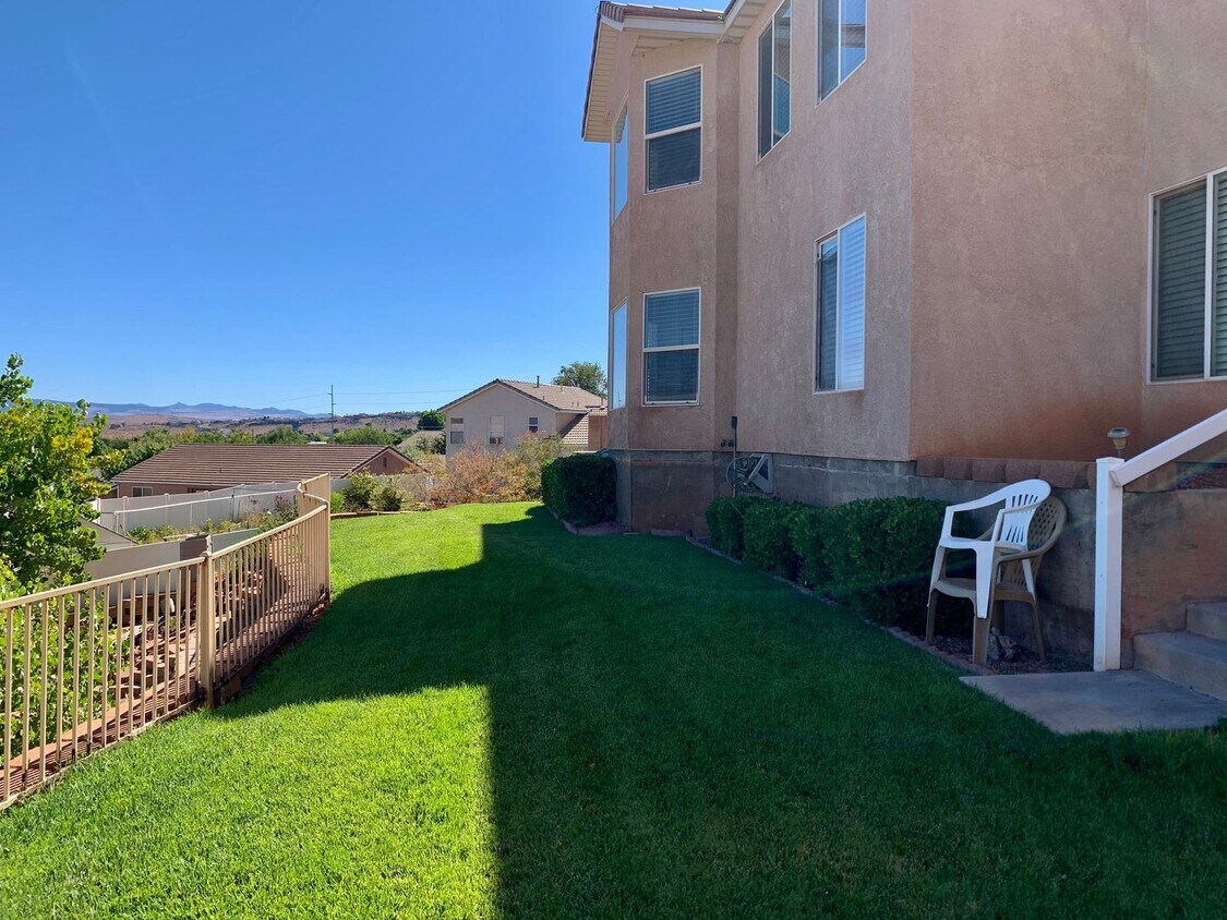 Building Photo - Furnished Two-Bedroom Basement Apartment with Back Yard - Utilities Included