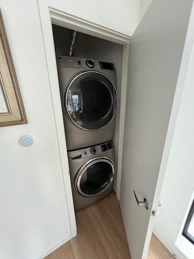 Building Photo - 806 Olympic St