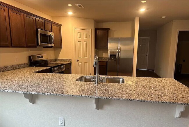 Foto del edificio - One Level/Four Bed/Two Bath/Two Car Garage...