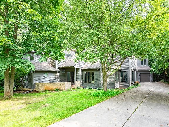 Large windows, open feeling - 450 Huntington Dr
