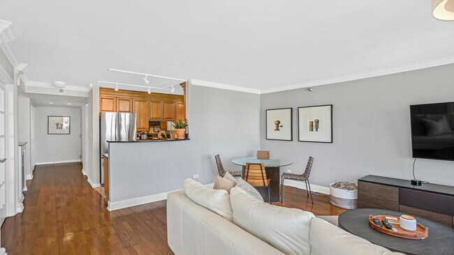 Building Photo - 345 N La Salle Dr