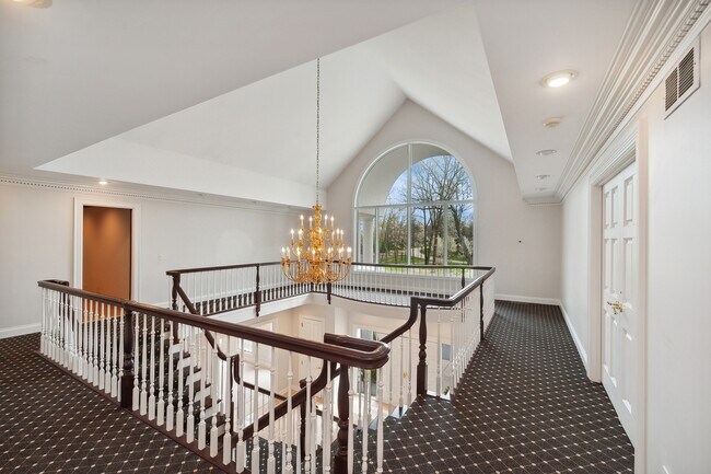Building Photo - 600 Broadsmoore Dr