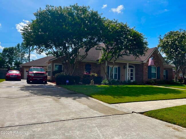 Building Photo - 102 Midland Dr