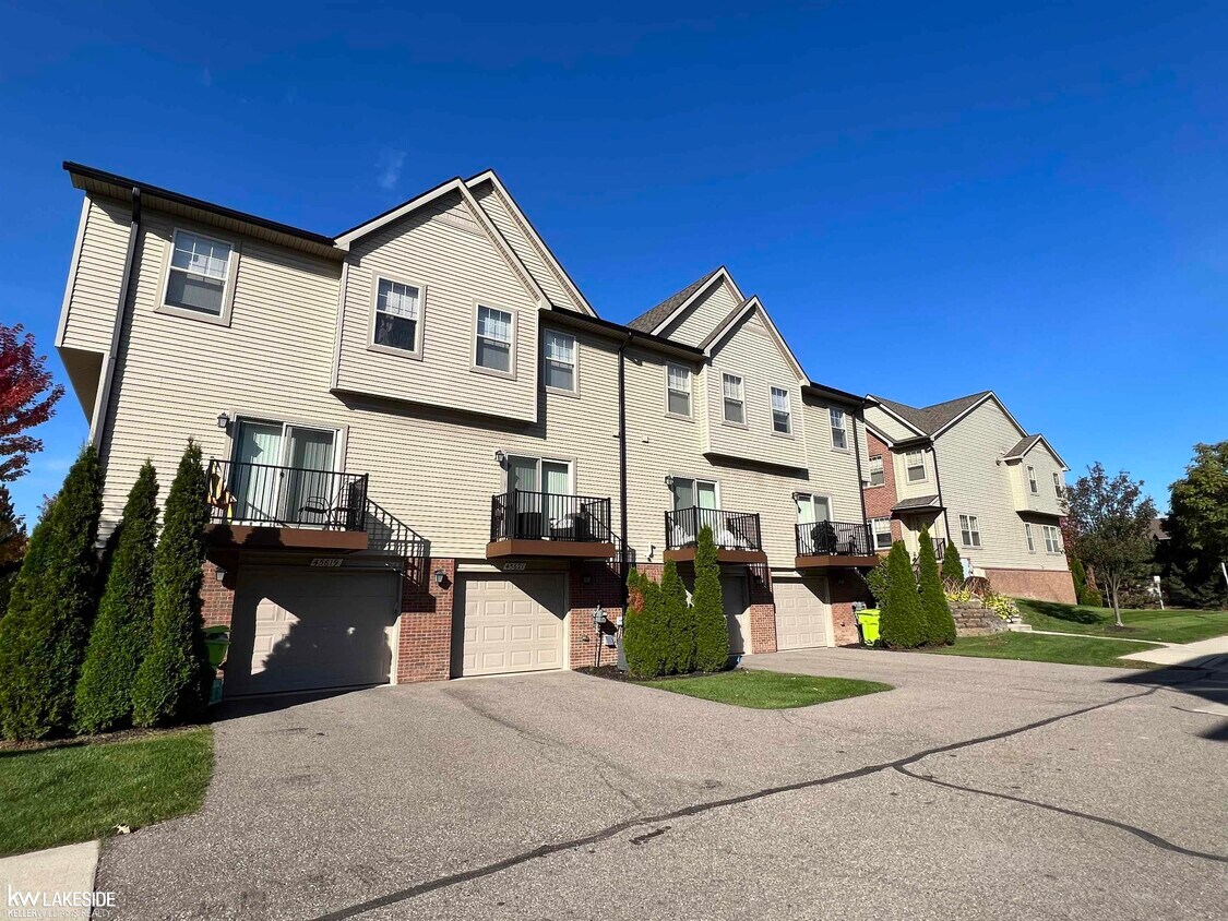 Foto principal - 45714 Utica Park Blvd