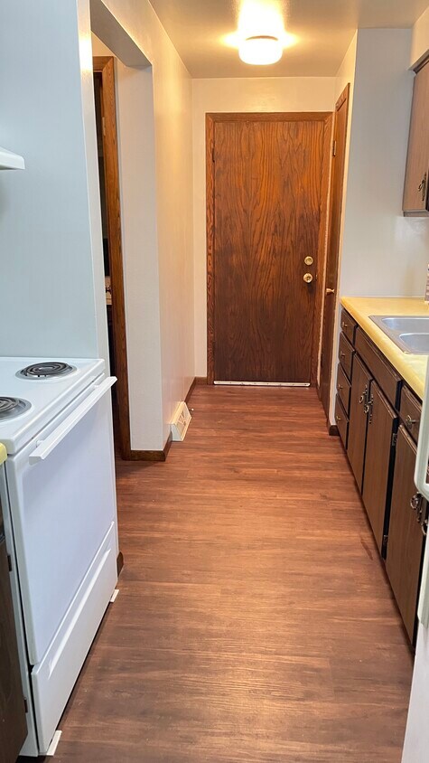 Galley kitchen - 1279 Meadow Ln