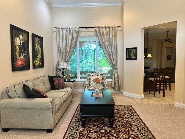 Foto del edificio - Gated Community! Walking Distance to the B...