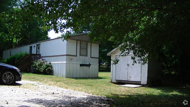 Building Photo - 107 Elm St
