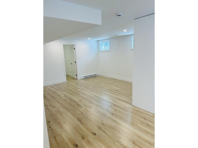 Building Photo - Bsmt Suite-17291 1 AVENUE