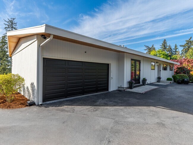 Building Photo - 6 Bedroom Single Family Home in Desirable ...