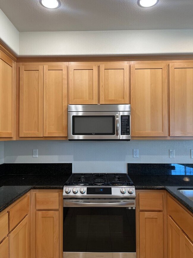 Foto del edificio - Stylish Willow Glen Townhome with Dual Master Suites, High Ceilings & Modern Upgrades!