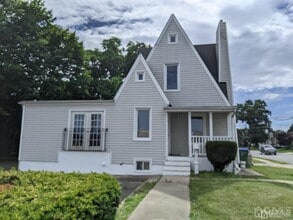 Building Photo - 120 Plainfield Ave