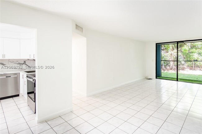 Building Photo - 9460 Fontainebleau Blvd