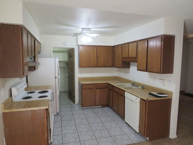 Building Photo - Cute, centrally located townhouse