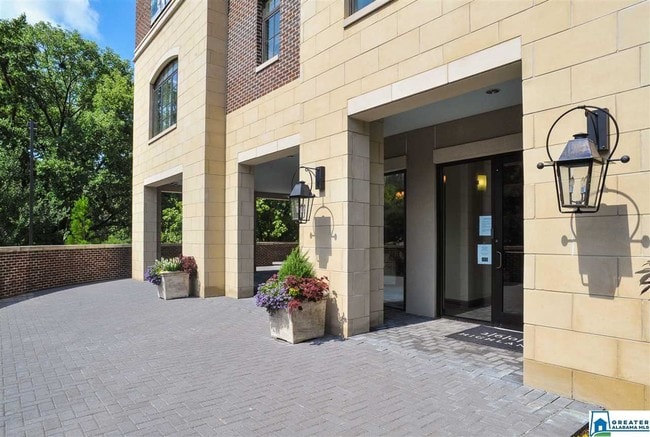 Building Photo - 2600 Highland Ave