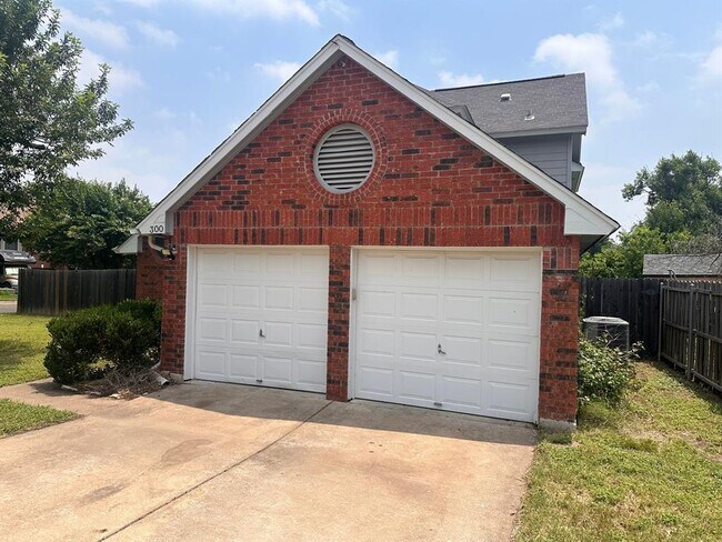 Building Photo - 300 Oakcrest Dr